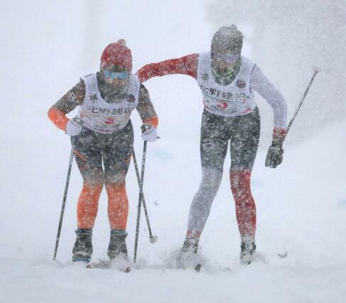 女子リレー　２走今成結菜（右）が、３走柳里緒菜へリレー