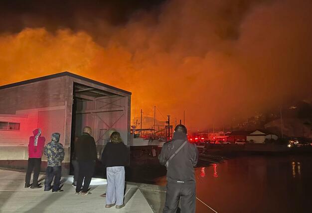 大分市佐賀関の大規模火災で赤く染まった空＝１８日午後９時過ぎ