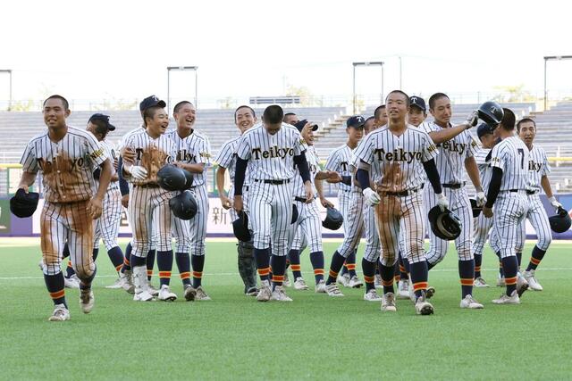 帝京長岡－新潟明訓　新潟明訓をサヨナラで下し、笑顔がはじける帝京長岡の選手たち＝エコスタ