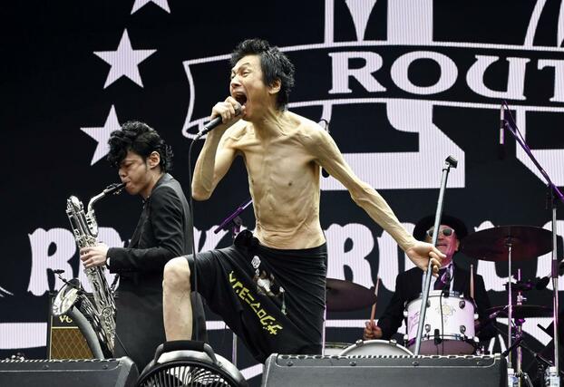 フジロックフェスティバルのステージで熱唱する甲本ヒロト＝２５日午後、湯沢町