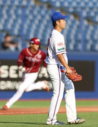 ８回楽天　２死二、三塁　適時三塁打を許したオイシックス３番手の牧野憲伸。０－３となる＝エコスタ