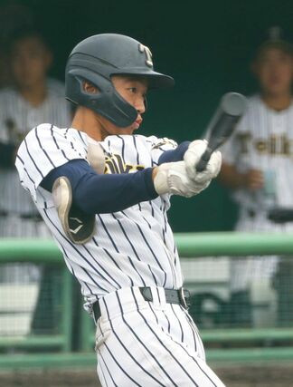 村上桜ケ丘－帝京長岡　３回、帝京長岡の有馬凛空が右翼にソロ本塁打を放ち２－０＝長岡市悠久山