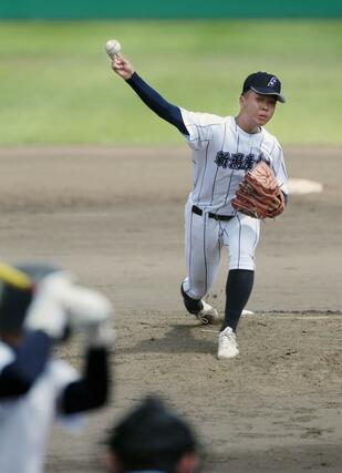 新潟産大付－新潟県央工　３失点で完投勝利した新潟産大付の小平乃希＝長岡市悠久山球場