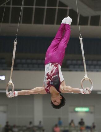 体操男子団体決勝　加茂の主将、齋藤俊のつり輪の演技＝８月１日、福岡県