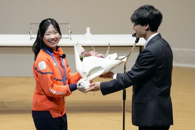 ミラノ・コルティナ冬季五輪で銅メダルを獲得し、勇志国際高が開いた祝賀会で花束を贈られるフィギュアスケート女子の中井亜美（左）＝１日、千葉県流山市