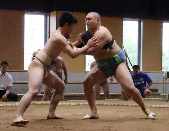 個人無差別級決勝リーグ　優勝した海洋の多田福之助（右）＝上越市謙信公武道館