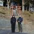 享さんが上れなかった神社の階段前に立つ長根勝さん(右)と長女璃歩さん=1月、岩手県山田町