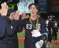 　１０日の広島戦で勝利し、タッチを交わす西武・長谷川＝ベルーナドーム