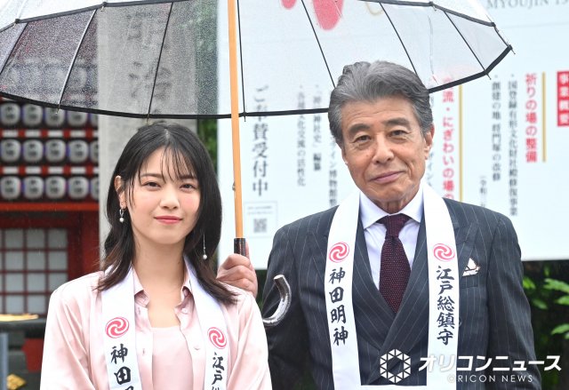舘ひろし、雨の中のイベントで神対応 西野七瀬＆報道陣にも気遣い