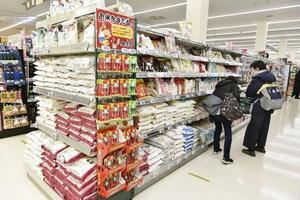スーパーのコメ売り場=2月、東京都内