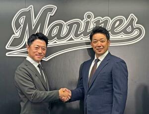 就任記者会見でロッテの高坂球団社長(左)と握手するサブロー新監督=8日、ZOZOマリン