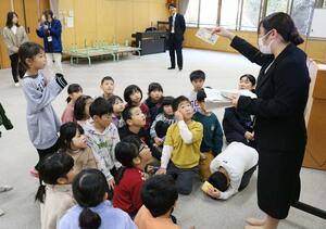 子どもたちがお金の歴史や上手な使い方を学んだ金融教育授業=佐渡市赤泊