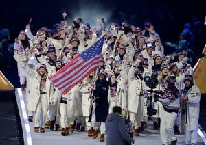 ミラノ五輪の開会式で入場行進する米国選手団=6日、イタリア・ミラノ(共同)