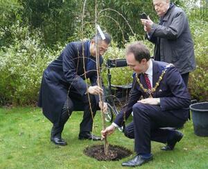4日、ロンドン中心部の日本庭園「福島庭園」で、桜の木を植える鈴木浩駐英大使(左)ら(共同)