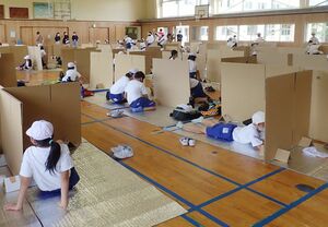 防災キャンプで避難所生活を疑似体験する児童(新発田市教育委員会提供)