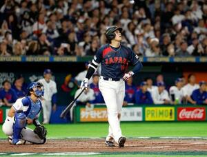 　ＷＢＣ１次リーグ初戦の台湾戦の２回、右越えに満塁本塁打を放つ日本・大谷翔平＝６日、東京ドーム
