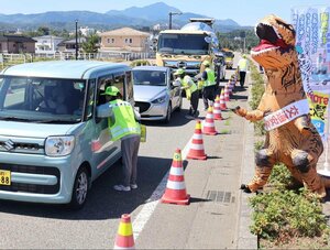 こまめな休息や飲酒運転の禁止を呼びかけた交通安全指導=柏崎市西港町