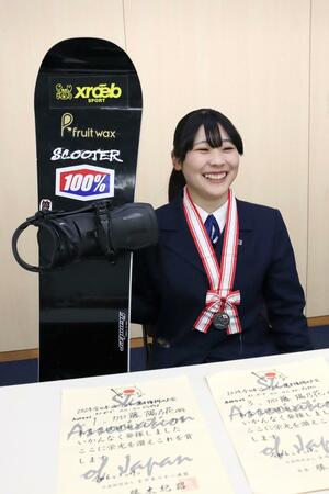 スノーボードの全日本ジュニア大会で優勝し、喜びを語る加藤陽乃花さん=新潟市西区善久