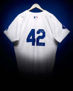 落札された米大リーグ、ドジャース・大谷翔平選手の背番号「42」のユニホーム(サザビーズ提供・共同)