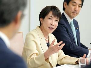 スタートアップ経営者らと面会する高市首相(左)=25日午後、首相官邸