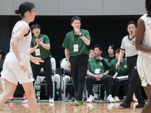 　女子２回戦で指揮を執る東京医療保健大の恩塚監督（中央）＝東京・駒沢体育館