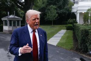 ホワイトハウスで記者団に話すトランプ米大統領=1日、ワシントン(ゲッティ=共同)