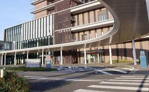 男性が倒れていた豊川市民病院のロータリー付近=3日、愛知県豊川市八幡町