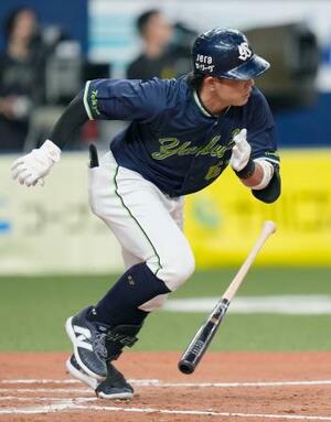 12回ヤクルト2死満塁、増田が中前に決勝の2点打を放つ=京セラドーム