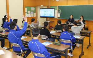 クイズを交えて、海運業について理解を深めた「EXPOスクールキャラバン」=佐渡市水津