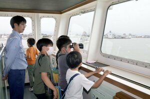 双眼鏡で船からの景色などを見学した児童ら=6月28日、新潟市中央区入船町4