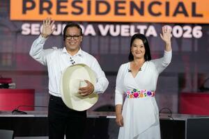 ペルー大統領選の討論会に出席したケイコ・フジモリ氏(右)とロベルト・サンチェス氏=5月31日、リマ(AP=共同)