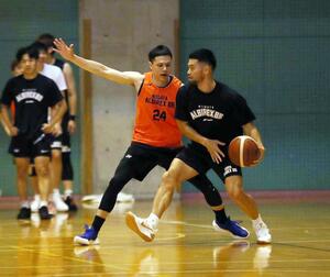 守備の練習に集中する田中成也(左)=長岡市