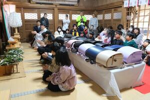 新入学児童の交通安全を願う「ランドセル祈願祭」＝村上市三之町
