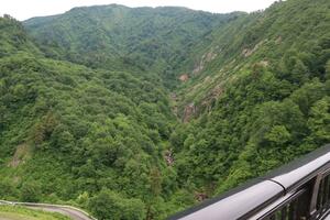 建設中の八十里越道路から眺めることができる山あいの風景＝５月、三条市下田地域