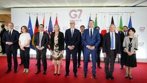 G7デジタル相会合の開幕前に写真に納まる堀内詔子総務副大臣(右端)ら=29日、パリ(共同)