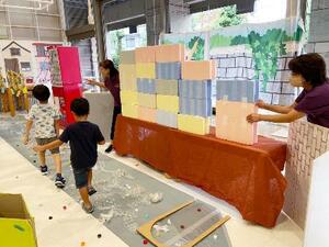 体験型安全教育で、地震後に道に落ちている物を踏まないで歩く練習をする子どもたち(体験型安全教育支援機構提供)