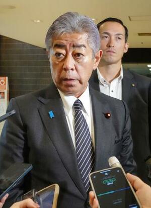 外務省で記者団の取材に応じる岩屋外相=8日午前