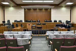 「餃子の王将」社長射殺事件の初公判が行われた京都地裁の法廷=昨年11月