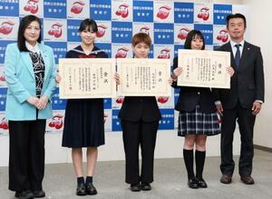 記念撮影に納まる(左2人目から)堀内千愛さん、矢嶋由乃さん、杉本実希さんら=10日午後、警察庁