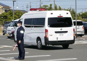 送検のため、浜松西署を出る広末涼子容疑者を乗せた車両=9日午後2時4分
