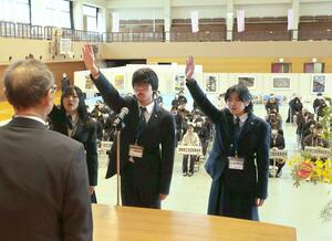 選手宣誓をする埼玉県立熊谷西高校の3人=16日、佐渡市相川栄町