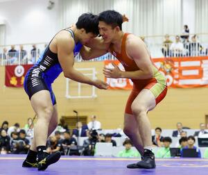 レスリング成年男子グレコローマン77キロ級決勝 相手を攻める島袋慶生(右)=佐賀県嬉野市(写真映像部・佐藤将志)