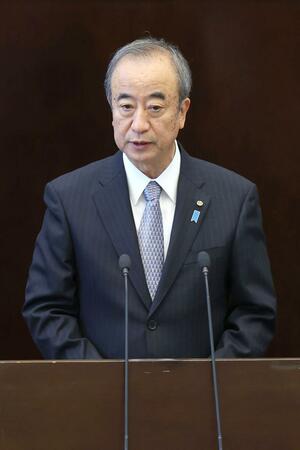 東京電力柏崎刈羽原発の再稼働に関する議案などについて説明する花角英世知事＝２日、県議会