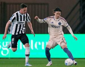 　ヘラクレス戦の前半、パスを出すアヤックスの板倉（右）＝アルメロ（共同）