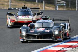 第7戦予選で8番手につけたトヨタ8号車(手前)=富士スピードウェイ