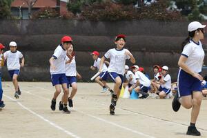 運動会に向けて全員リレーの練習に励む沼垂小6年生=新潟市中央区(画像の一部を加工しています)
