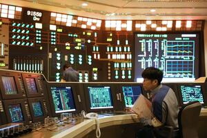 緊急事態を想定した訓練に取り組む東京電力柏崎刈羽原発の運転員=刈羽村のBWR運転訓練センター