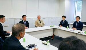 　国会内で開かれた、北陸新幹線の延伸ルートを再検討する与党整備委員会の会合＝３０日午前