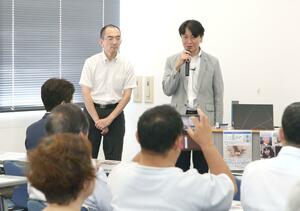 横田めぐみさんの早期救出を、同級生の池田正樹さん（右）と間英法さんが訴えた講演会＝３０日、新潟市中央区