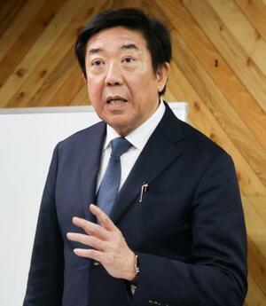 　記者会見で前橋市長選への出馬見送りを表明する元市長の山本龍氏＝８日午後、前橋市